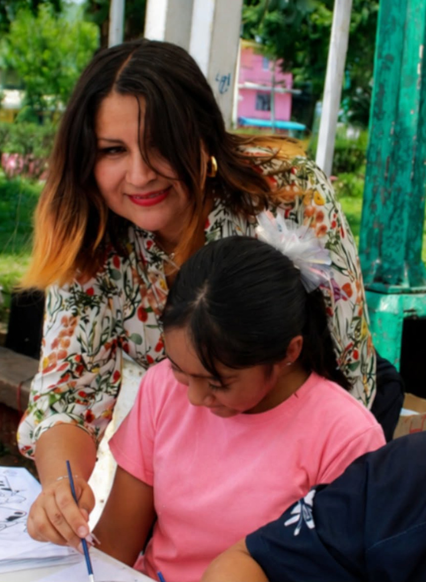Aurora Corona acompañando una jornada comunitaria en Tláhuac