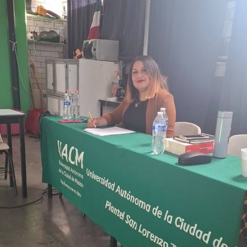 Aurora Corona durante una actividad académica en la UACM