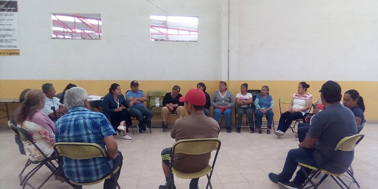 Vecinas y vecinos reunidos en un círculo de diálogo comunitario