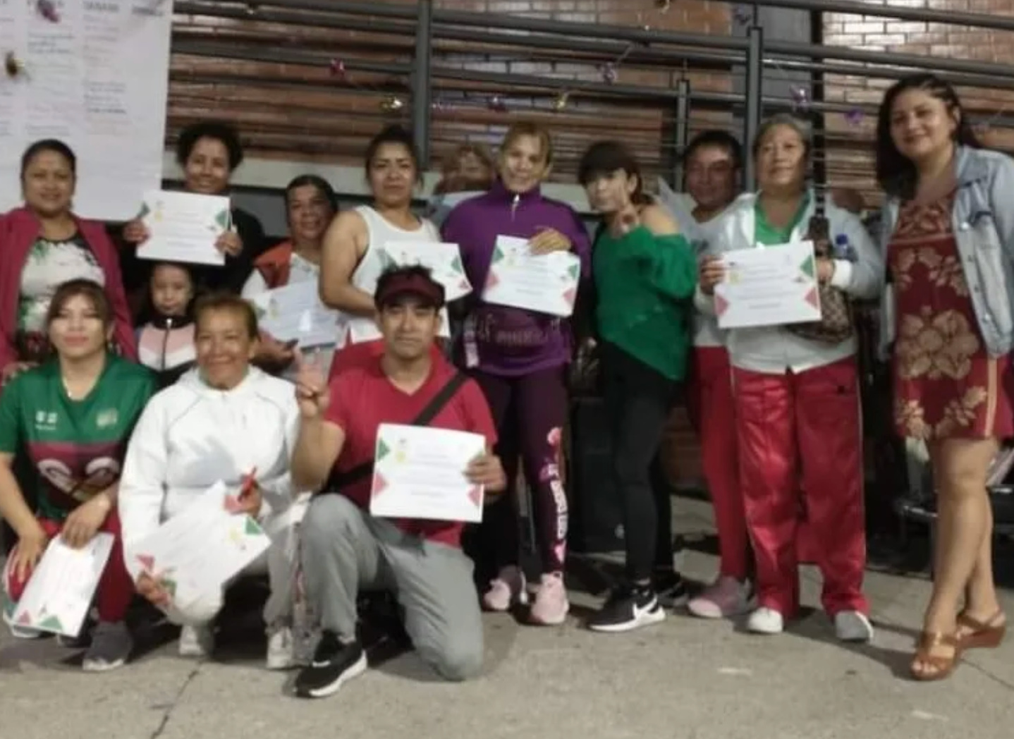 Grupo de participantes mostrando sus constancias
