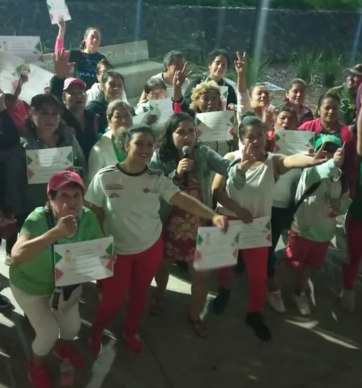 Mujeres celebrando la conclusión de una actividad formativa